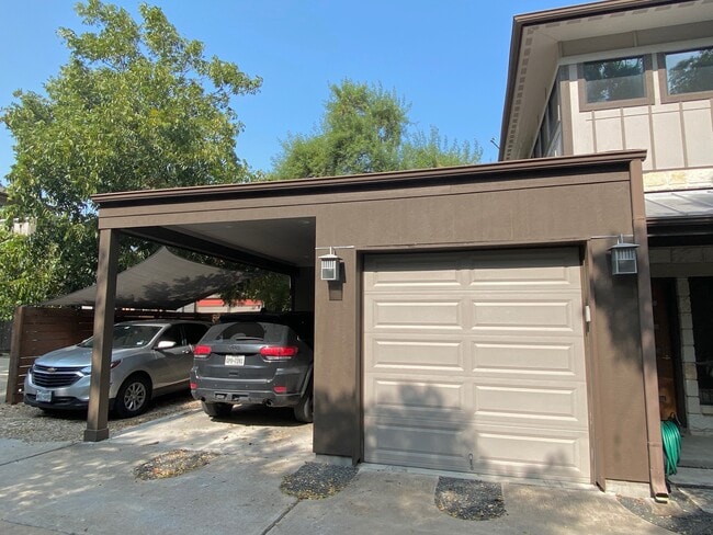 Building Photo - 903 Cardinal Ln