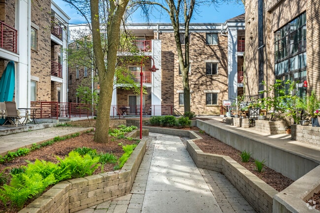 Common Space - Courtyard - Nichols Station Apartments
