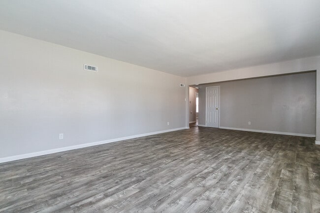 Building Photo - A coveted rental located in Saint Louis, MO!
