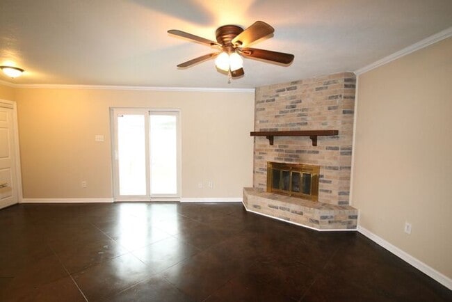 Building Photo - ~ Gorgeous 3 Bedroom 2 Bathroom Home ** La...
