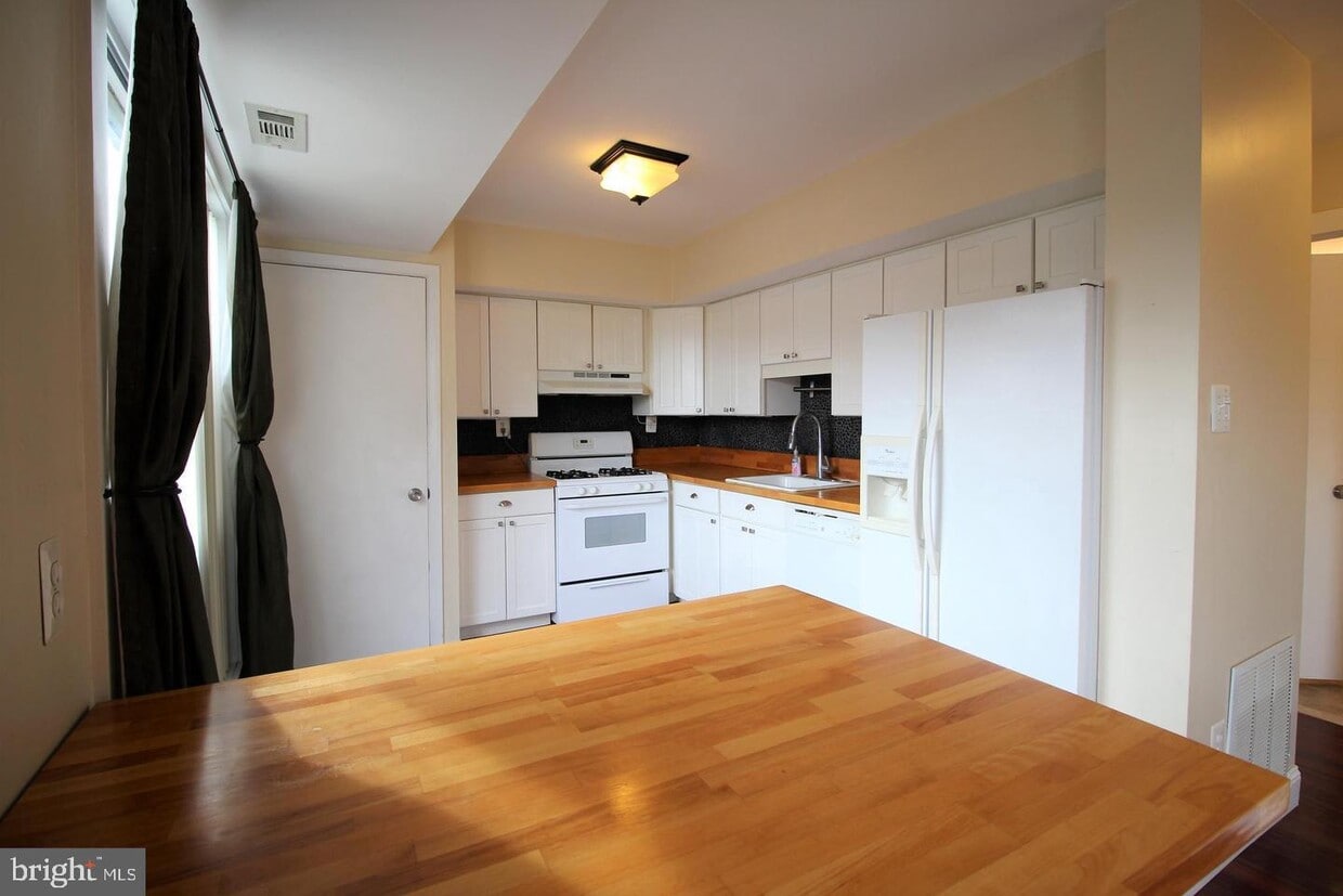 10142 Mosby Woods Dr, Fairfax, VA 22030 Townhome Rentals in Fairfax