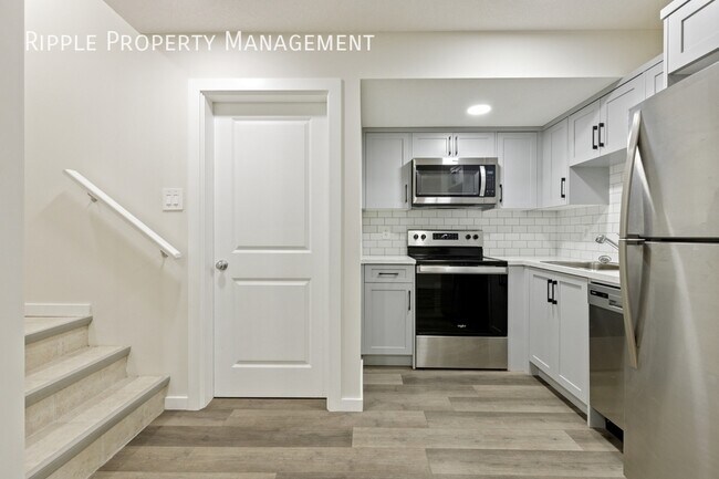 Photo du bâtiment - WONDERFUL 1 BED/ 1 BATH LOWER UNIT | PET FRIENDLY