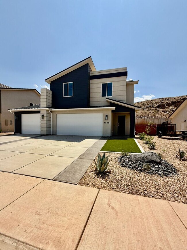 Building Photo - BRAND NEW Four Bedroom Townhome in Desert ...