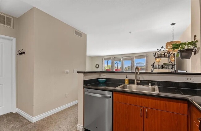 Building Photo - Bright & Spacious Unit with Natural Light