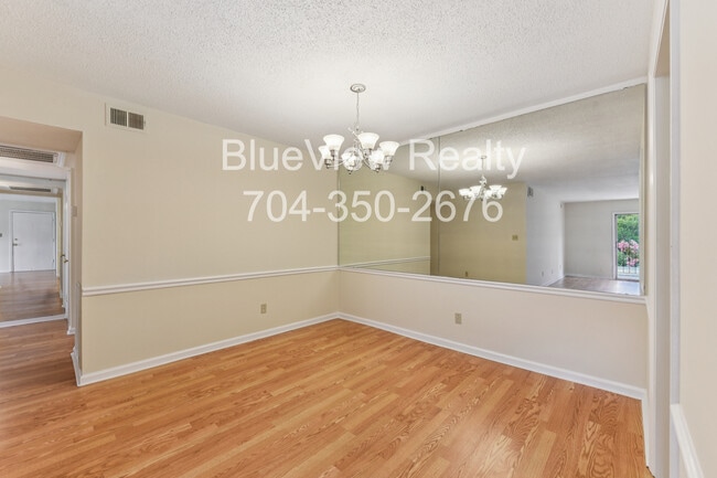 Building Photo - 4735 Hedgemore Dr