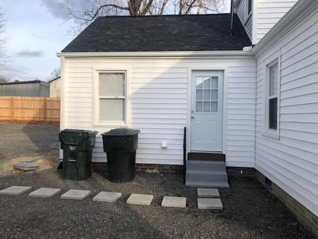 Building Photo - Four bedroom, 2 bath house in Burlington