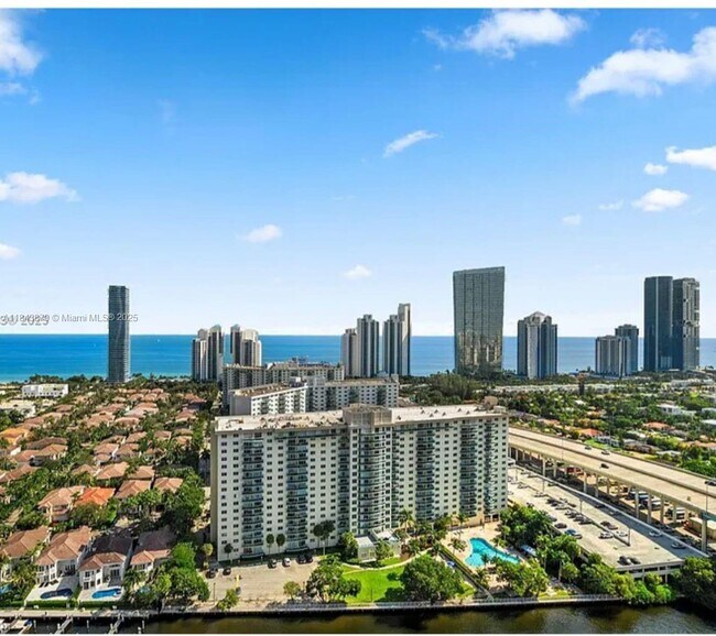 Foto del edificio - 19355 Turnberry Way