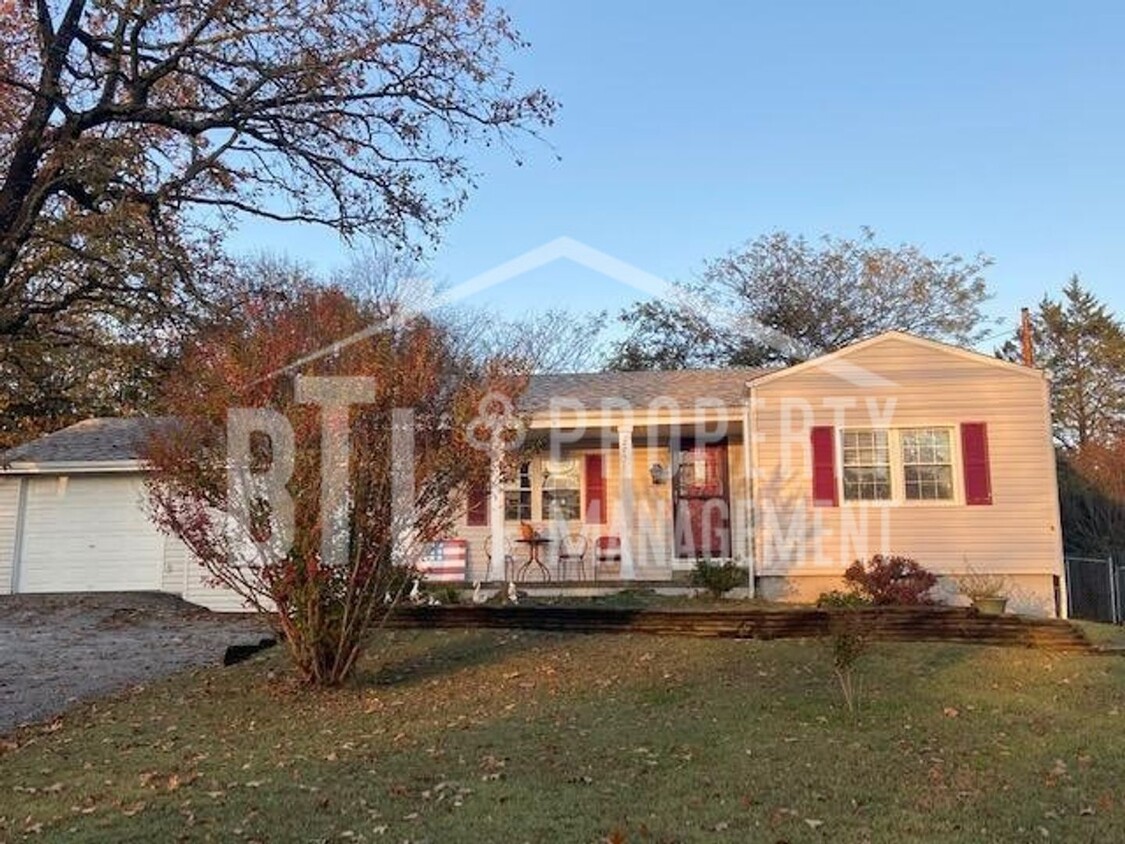 Primary Photo - Beautiful 2 Bedroom Home with a fenced bac...