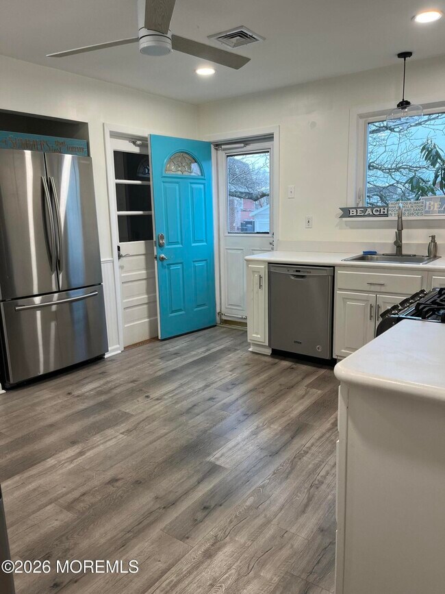 Building Photo - 2001 Main St