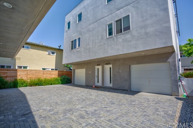Building Photo - 11637 Burbank Blvd