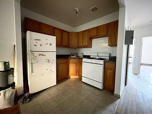 Foto del edificio - 3 bedroom in BRONX NY 10468