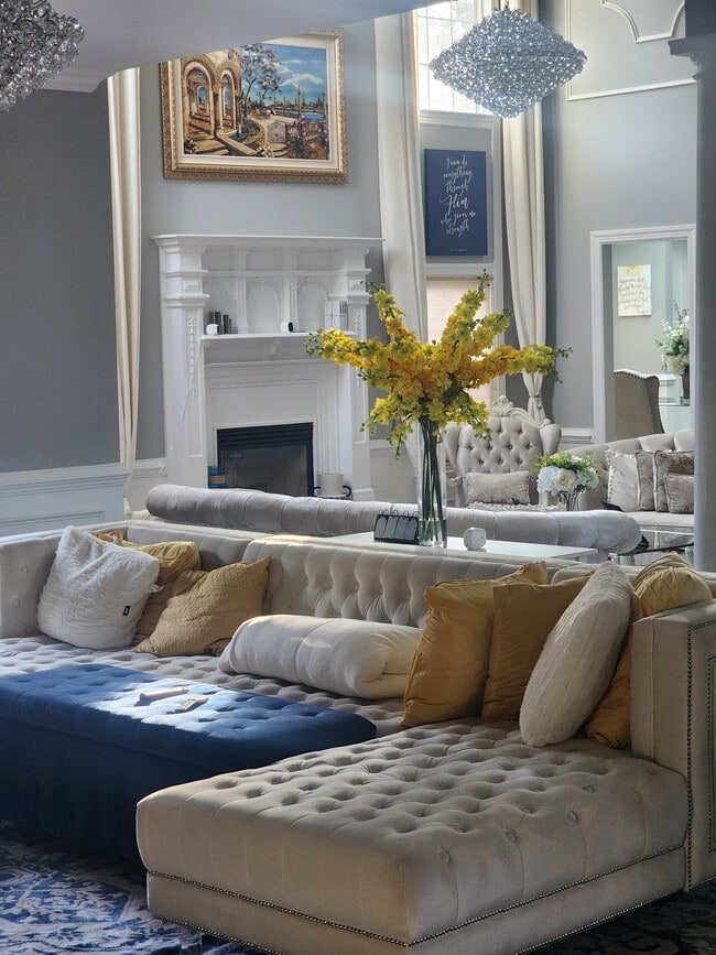 Shared living room - 6 Ramapo Ct
