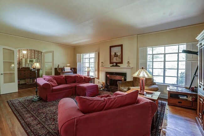 Building Photo - 1441 Country Club Dr