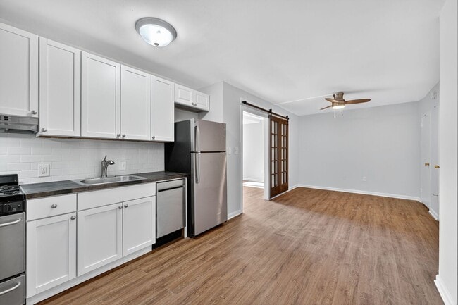 Building Photo - Short Term Lease Availble: Charming & Brig...