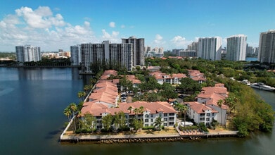 Building Photo - Town Aventura
