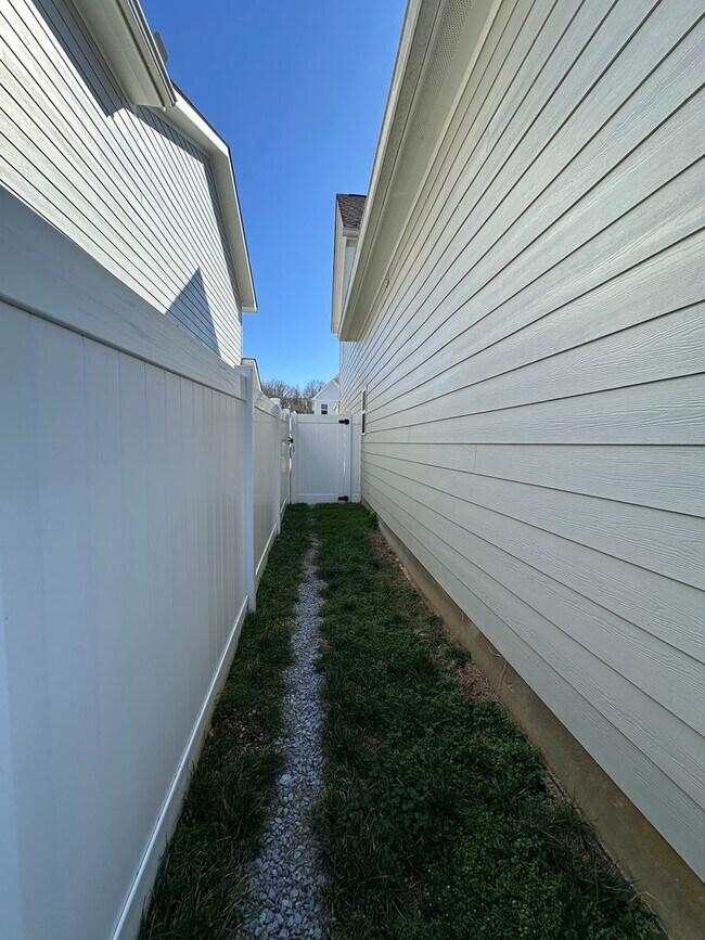 Foto del edificio - 3 Bed / 2.5 bath Home in Knoxville | Vaulted Ceilings | Gas Fireplace | HOA Community