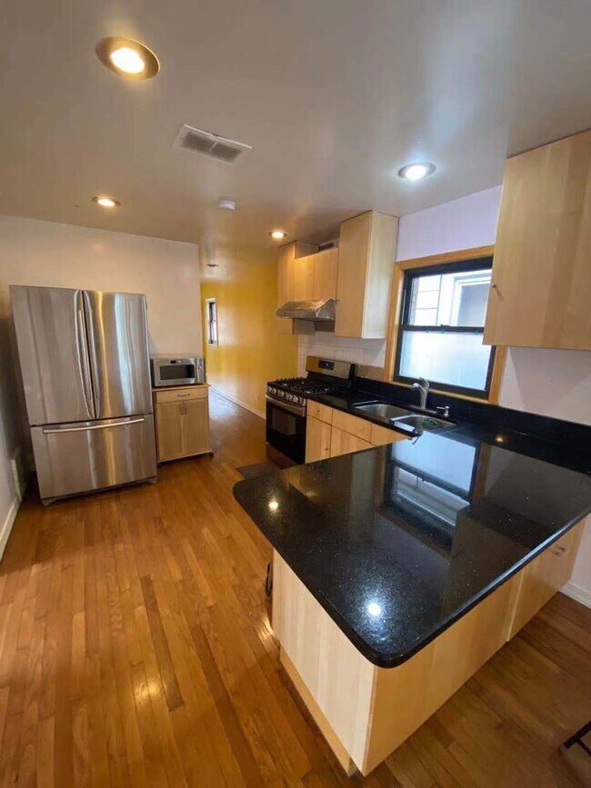 Foto del edificio - 3036 S Lowe Ave
