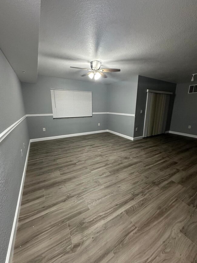 Building Photo - 131 SW Palm Dr