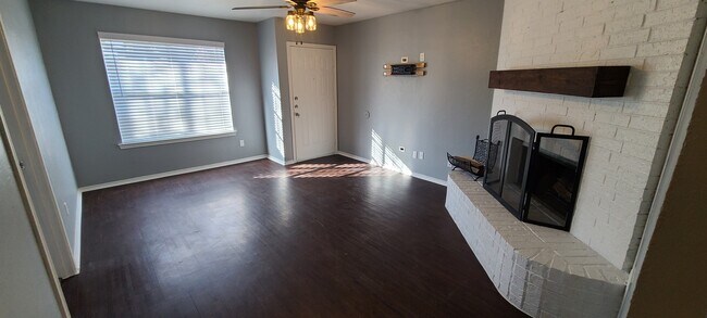 Living room - 1917 Tanglewood Dr