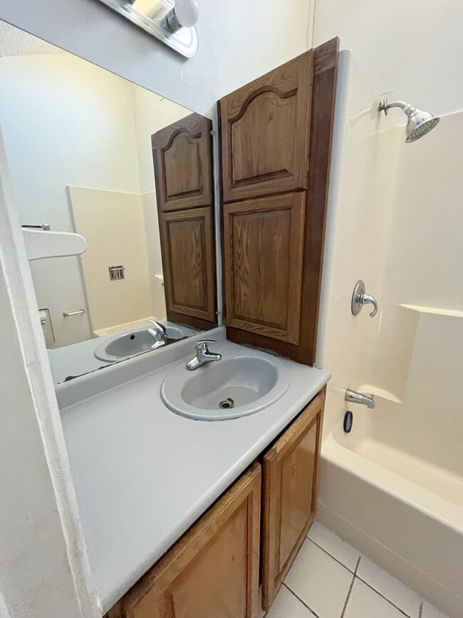 Building Photo - 4 Bedroom, 2.5 Bathroom House!