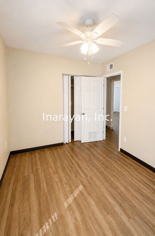 Foto del edificio - 2208 W Central Blvd