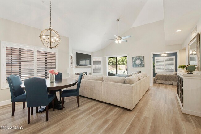 Foto del edificio - 8700 E Mountain View Rd