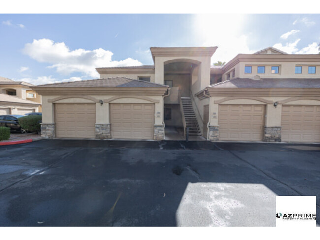 Building Photo - Live the Scottsdale Dream in this Stunning...