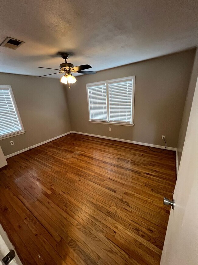 Building Photo - Pre Leasing for Fall 2026!!