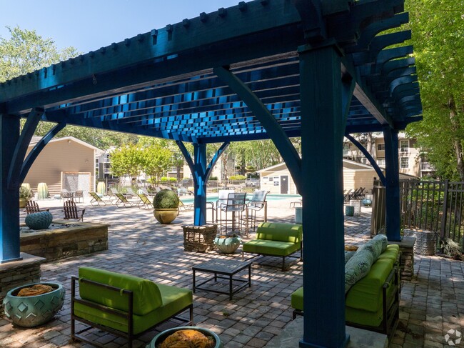 Outdoor Poolside Lounge - Lake House at Martin's Landing
