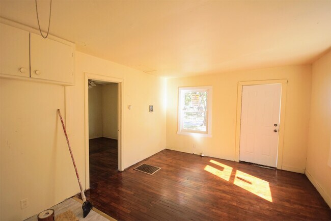 Building Photo - 1109 NW Van Buren St