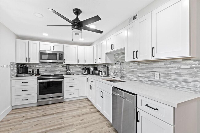 Foto del edificio - 802 Cypress Grove Ln