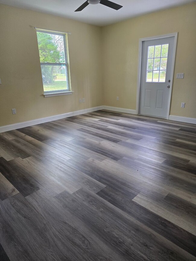 Building Photo - Gorgeous 2/1 in Homosassa!!!