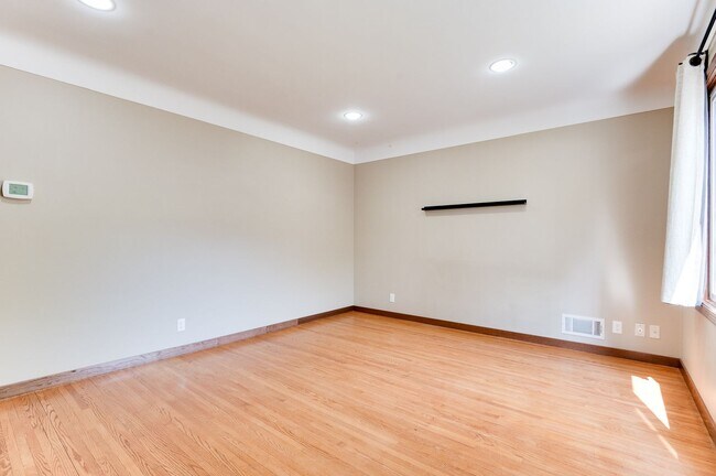 Building Photo - 1071 Burns Ave