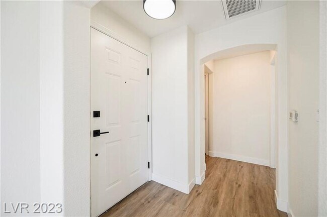 Building Photo - One Bedroom Condo in Green Valley