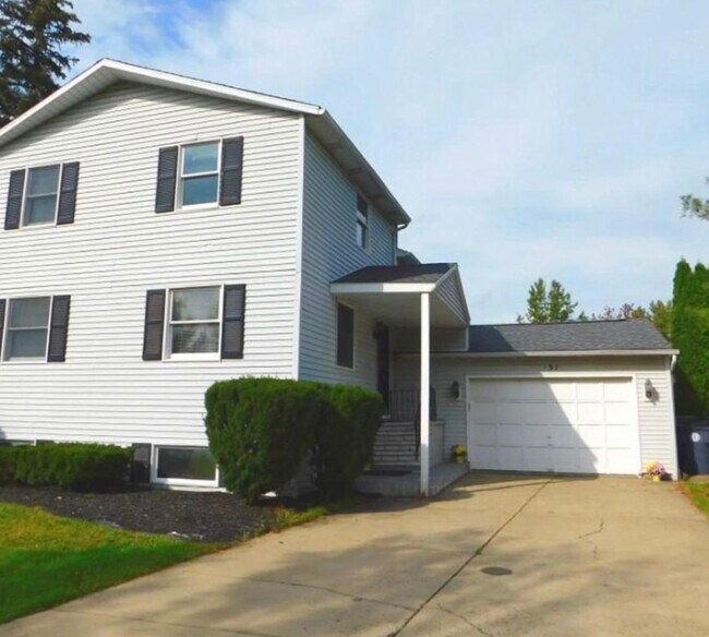 Building Photo - 151 Mapleleaf Dr