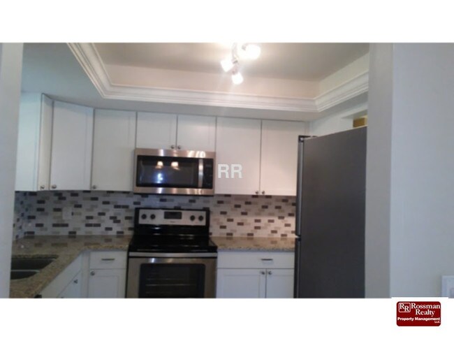 Building Photo - Immaculate  3/2  home with fenced yard