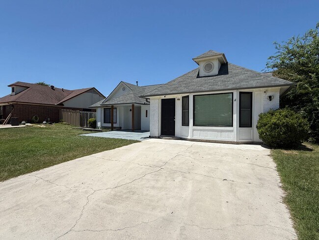 Foto del edificio - NEW IN MANAGEMENT - AVAILABLE NOW!