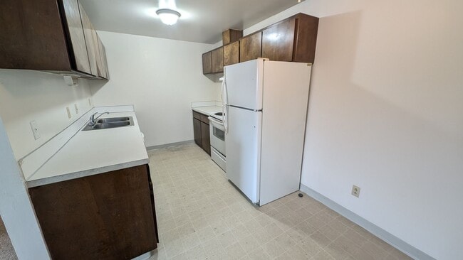 Building Photo - 3 bedroom 1 bath upstairs apartment