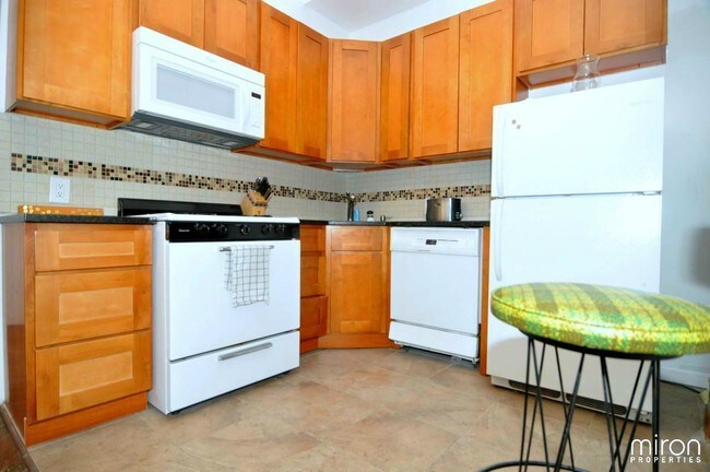 Building Photo - 107A Halsey St