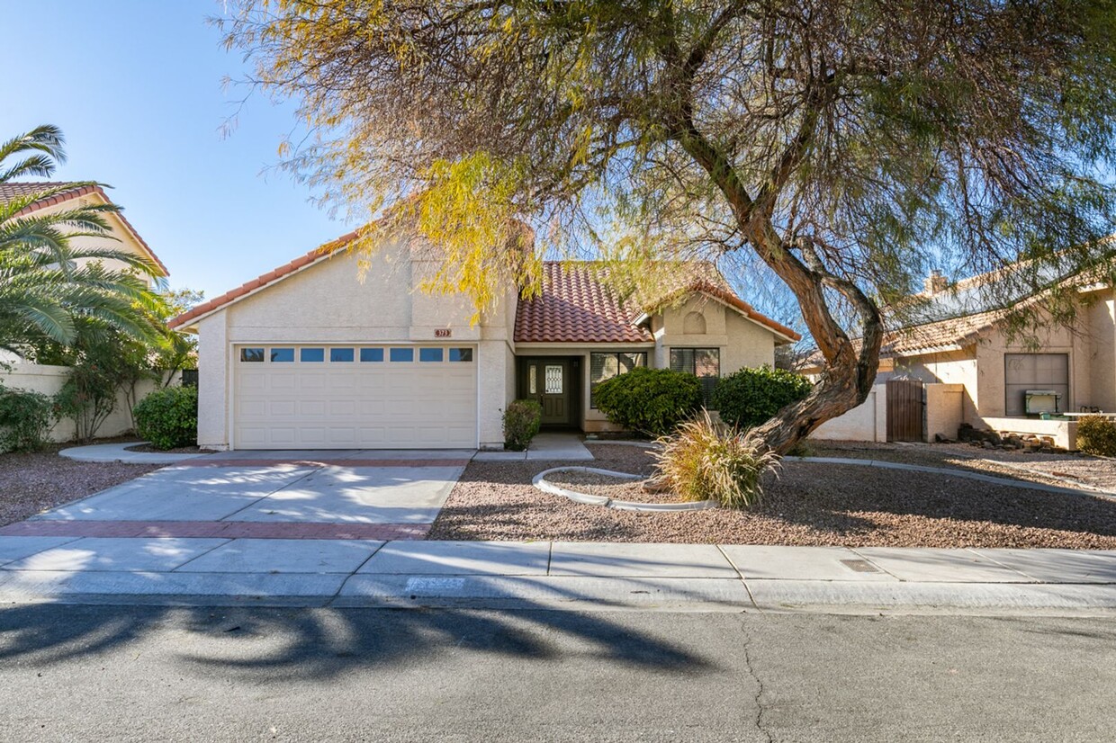 Primary Photo - Lovely 1 story home near Warm Springs and ...