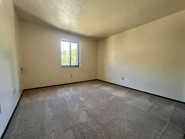 Building Photo - Amazing One Bedroom on the Second Floor! B...