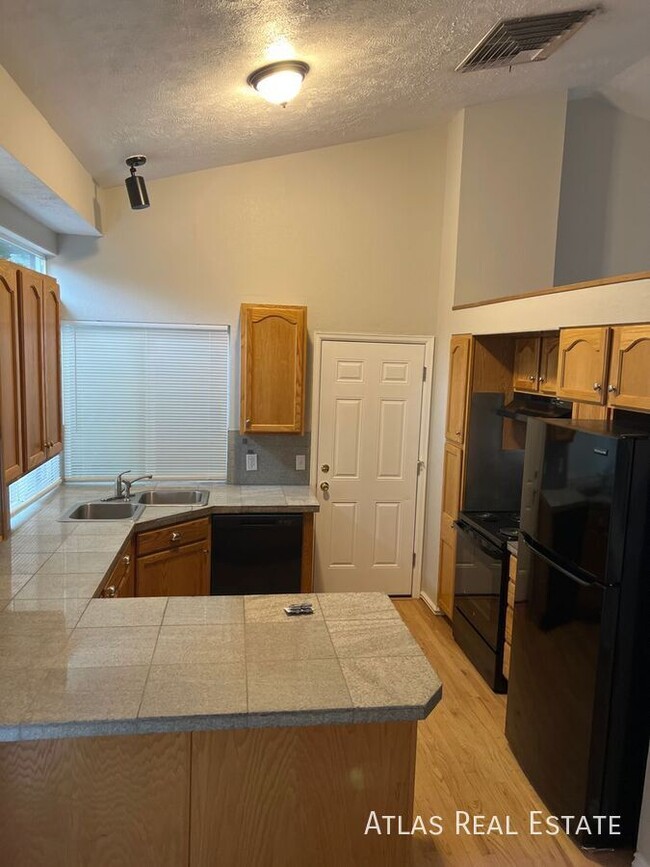 Building Photo - Charming 3-Bedroom Split-Level Rental in A...