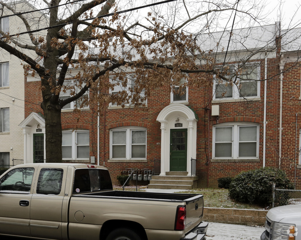 Building Photo - 1615 18th St SE