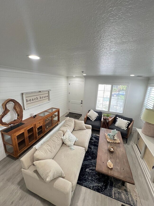 Foto del edificio - Beautifully Furnished Home in Huntington Beach