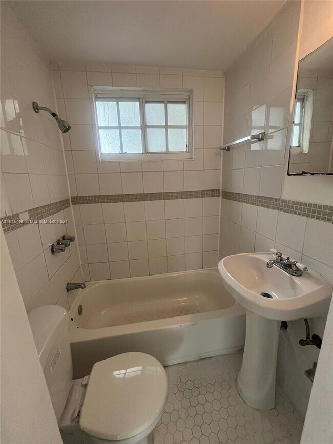Foto del edificio - 553 NE 65th St