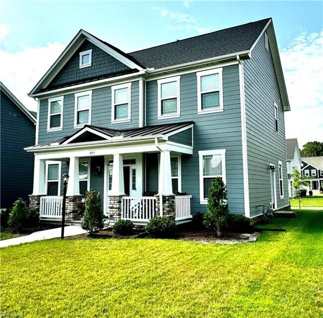 Building Photo - Stunning Modern Haven