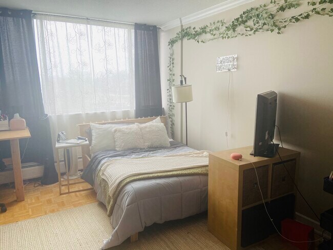1 bedroom - 2201 S Highland Ave