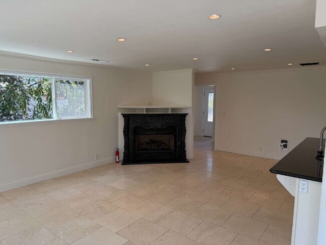 Foto del edificio - "Charming 2-Bedroom Retreat with Granite Accents & Gleaming Hardwood Floors in Lafayette!"