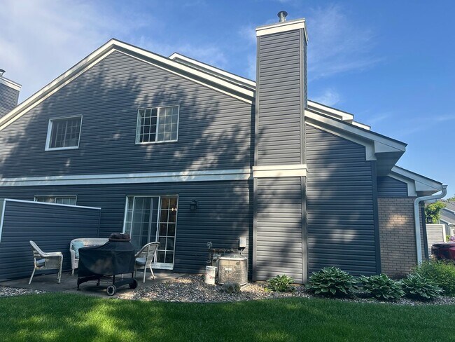 Foto del edificio - Immaculate High-End Corner Townhome in Pin...