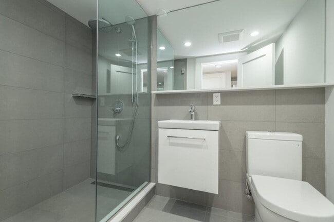 Foto del edificio - $2,400 | 1 Bed / 1 Bath Available Now in Brighton